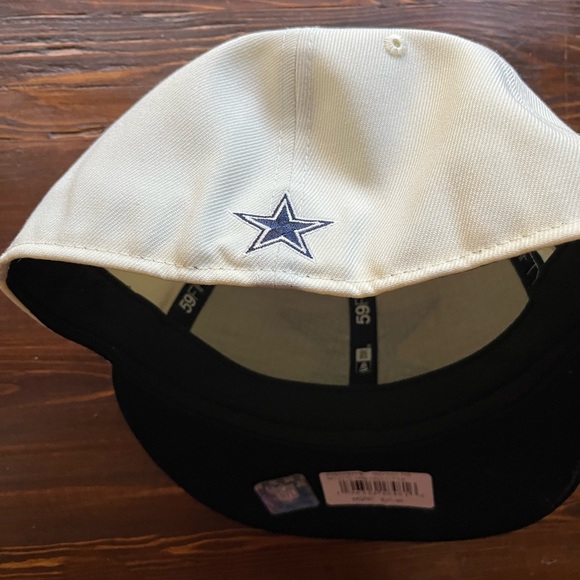 Men’s Dallas Cowboys Fitted Hat - Picture 2 of 3